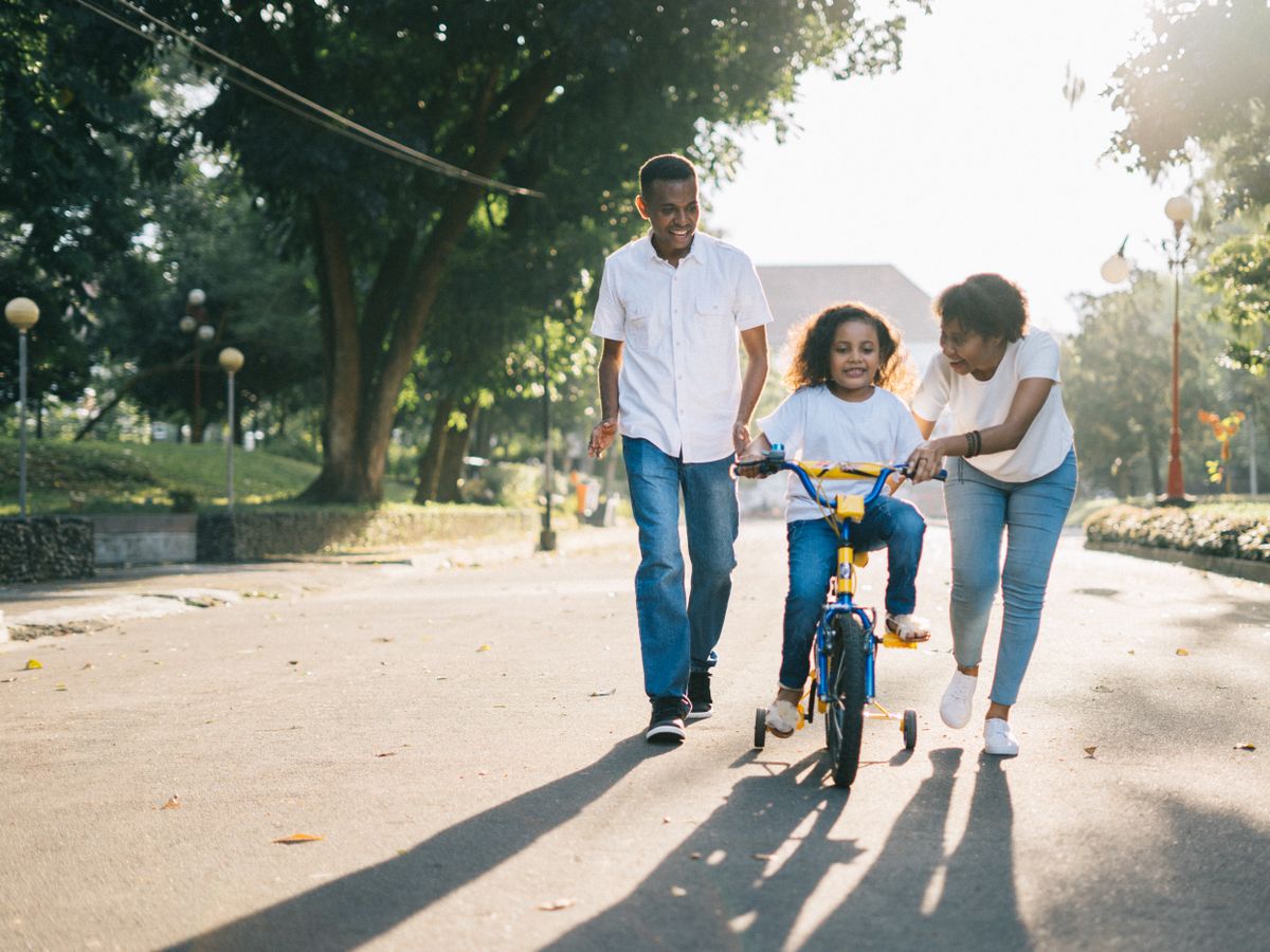 Une famille réunie dans un parc, accompagnement en droit de la famille