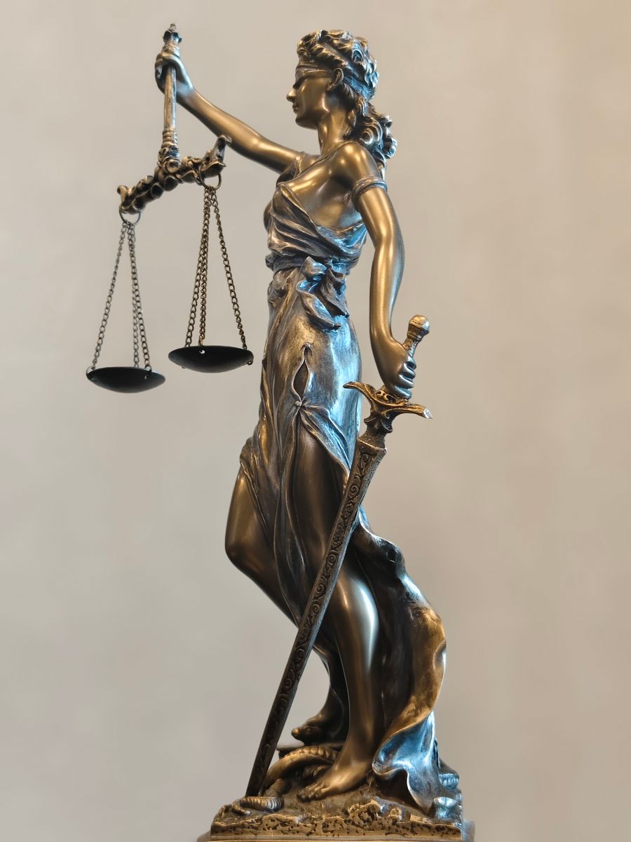 Statue de la Justice tenant la balance et le glaive, symbole du droit